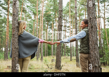 Mitte erwachsenes paar Hand in Hand im Wald Stockfoto