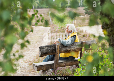 Ältere Mann auf Bank sitzend Stockfoto