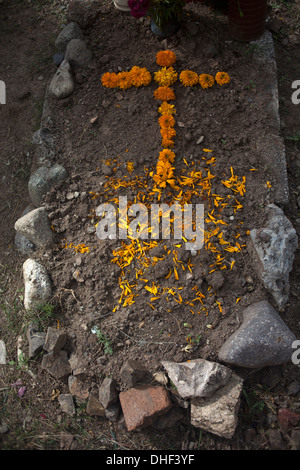 Ein Kreuz aus Ringelblumen schmückt ein Grab am Tag der Toten feiern in Teotitlan del Valle, Oaxaca, Mexiko Stockfoto