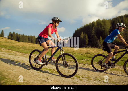 Junge Frau und Mann Mountainbiken, Steiermark, Österreich Stockfoto