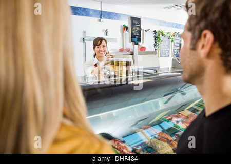 Blick auf Kunden In der Metzgerei Verkäuferin Stockfoto