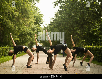 Vier junge Ballett-Tänzer Gymnastik im park Stockfoto