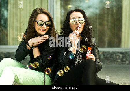 Zwei junge Frau, die Spaß, Seifenblasen Stockfoto