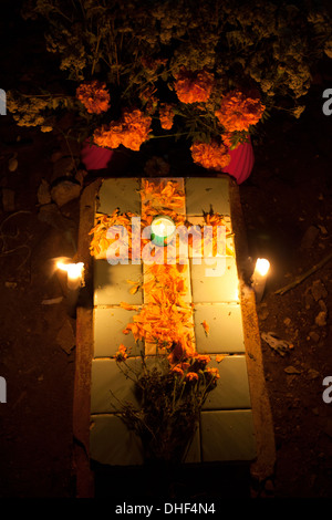 Ein Kreuz aus Ringelblumen schmückt eine Grab im Laufe des Tages der Toten im Friedhof von Santa Cruz Xoxocotlan, Oaxaca Stockfoto