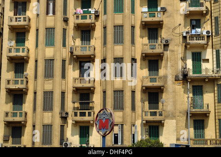 Außenansicht eines historischen Mehrfamilienhauses am Tahrir-Platz, Kairo, Ägypten. Stockfoto