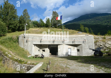 Eintritt zum U-Bahnhof Saint Gobain Fort oder Betonbunker auf der Maginot-Linie Modane im Maurienne-Tal Savoie France Stockfoto