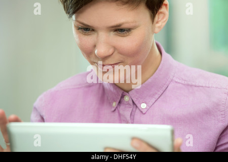 Junge Frau mit digitalen Tablet Stockfoto