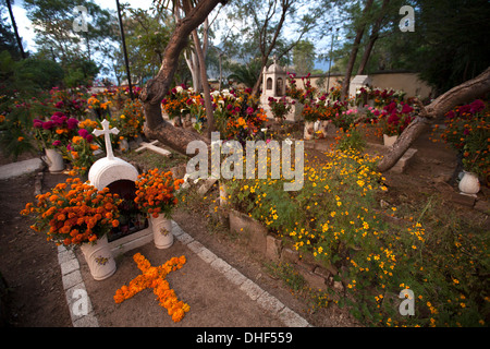 Ein Kreuz aus Ringelblumen schmückt ein Grab am Tag der Toten feiern in Teotitlan del Valle, Oaxaca, Mexiko Stockfoto