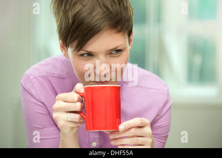 Junge Frau die Kaffeepause Stockfoto