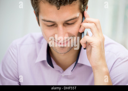 Junger Mann auf dem Handy Stockfoto