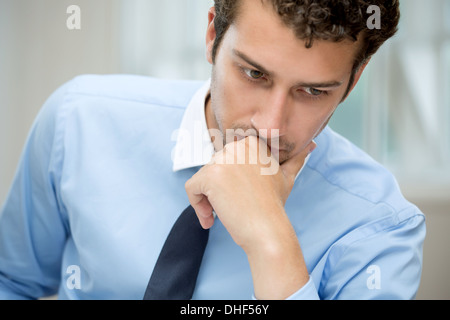 Junger Mann tief in Gedanken Stockfoto