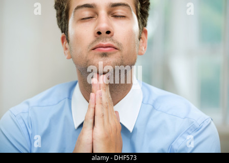 Junger Mann in der Kontemplation Stockfoto