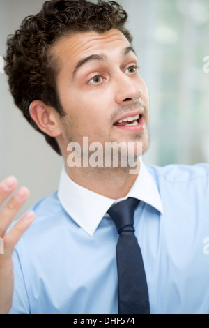 Junger Mann im Gespräch Stockfoto