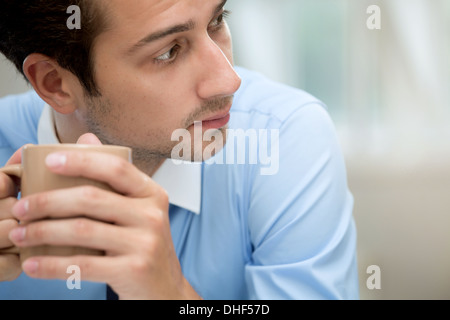 Junger Mann unter Kaffeepause Stockfoto