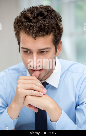 Junger Mann tief in Gedanken Stockfoto