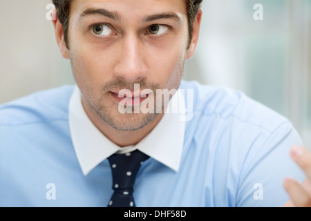 Junger Mann wegsehen Stockfoto