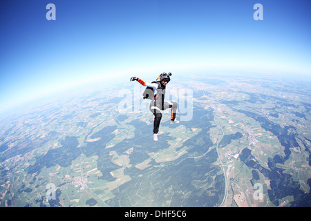 Weibliche Fallschirmspringer freien Fall über Leutkirch, Bayern, Deutschland Stockfoto