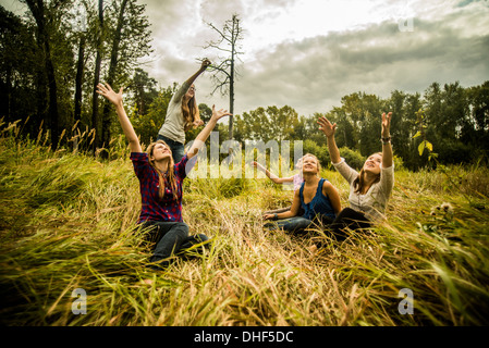 Fünf junge Frauen beobachten kite Stockfoto