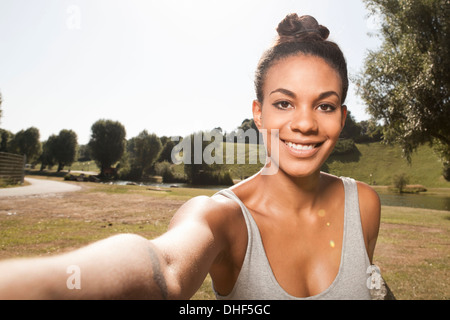 Junge Frau, die ein Bild von sich selbst Stockfoto