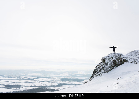 Frau stehend auf The Wrekin im Winter, Shropshire, England, UK Stockfoto