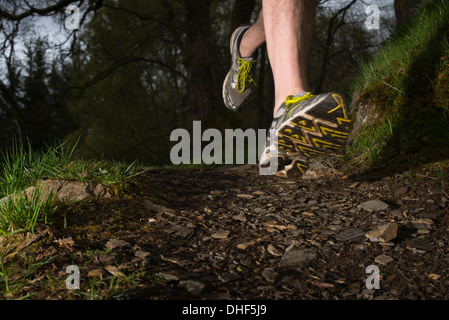 Mann trägt Trainer laufen, Nahaufnahme Stockfoto