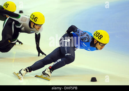 Turin, Italien. 8. November 2013. Ein Victor Russland Tag zwei der ISU Short Track Speed Skating World Cup in der Palatazzoli. Bildnachweis: Aktion Plus Sport/Alamy Live-Nachrichten Stockfoto