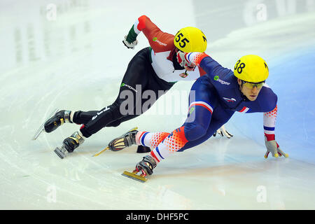 Turin, Italien. 8. November 2013. Maxime Chaigier von Frankreich während Tag zwei der ISU Short Track Speed Skating World Cup in der Palatazzoli. Bildnachweis: Aktion Plus Sport/Alamy Live-Nachrichten Stockfoto