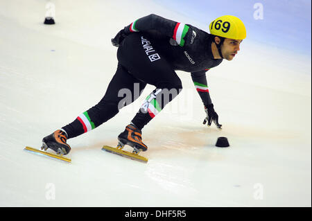 Turin, Italien. 8. November 2013. Antony Lobello von Italien während Tag zwei der ISU Short Track Speed Skating World Cup in der Palatazzoli. Bildnachweis: Aktion Plus Sport/Alamy Live-Nachrichten Stockfoto