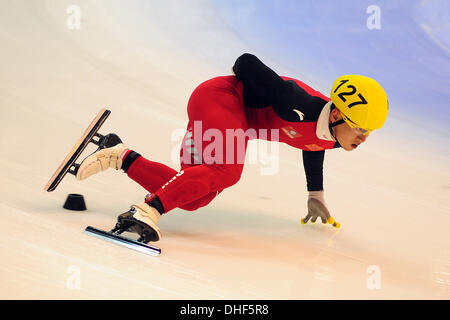 Turin, Italien. 8. November 2013. Wenhao Liang von China während Tag zwei der ISU Short Track Speed Skating World Cup in der Palatazzoli. Bildnachweis: Aktion Plus Sport/Alamy Live-Nachrichten Stockfoto