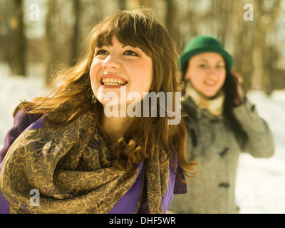 Zwei junge Frauen im verschneiten park Stockfoto