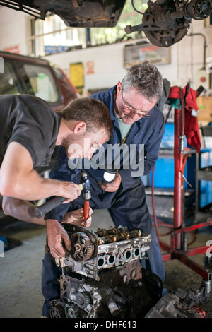 Arbeiten am Automotor in Garange Mechanik Stockfoto