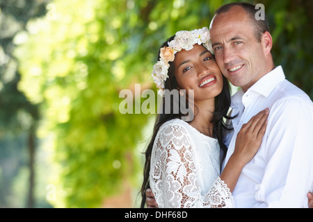 Brautpaar in Umarmung Stockfoto