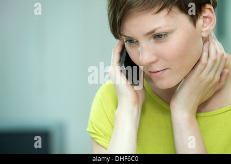 Junge Frau auf dem Handy Stockfoto