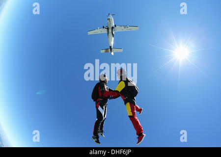 Weibliche Fallschirmspringer frei fallen über Leutkirch, Bayern, Deutschland Stockfoto