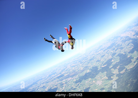 Weibliche Fallschirmspringer kopfüber über Leutkirch, Bayern, Deutschland Stockfoto