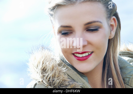 Porträt der jungen Frau in Parka hautnah Stockfoto