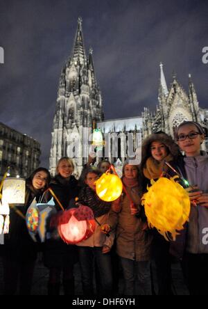 Köln, Deutschland. 8. November 2013. Kinder halten Laternen während einer St. Martinszug im Stadt Zentrum von Köln, Deutschland, 8. November 2013. Zum Gedenken an St. Martin, März Kinder jährlich mit ihren Laternen in der Zeit vom 11. November. Foto: HENNING KAISER/Dpa/Alamy Live News Stockfoto