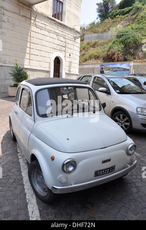 Oldtimer Fiat Auto in Tropea Kalabrien, Italien Stockfoto