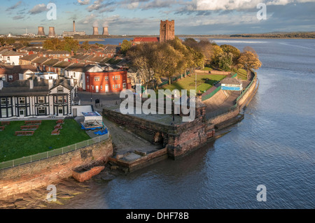 Der Fluss Mersey fegt, vorbei an der West Bank-Bereich der Widnes in Cheshire Stockfoto