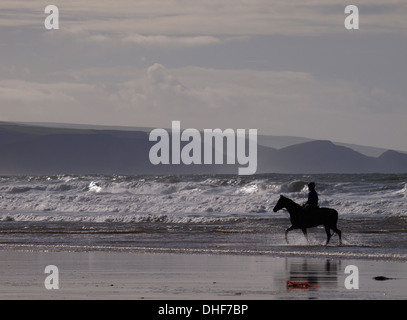 Reiten am Strand, Bude, Cornwall, UK Stockfoto