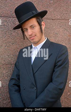 Porträt eines religiösen jüdischen Mannes mit langen Ohr Schlösser außerhalb Lubawitsch Hauptquartier in Brooklyn, New York Stockfoto