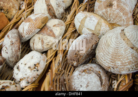 Verschiedene Brotsorten zu verkaufen in Körben. Stockfoto