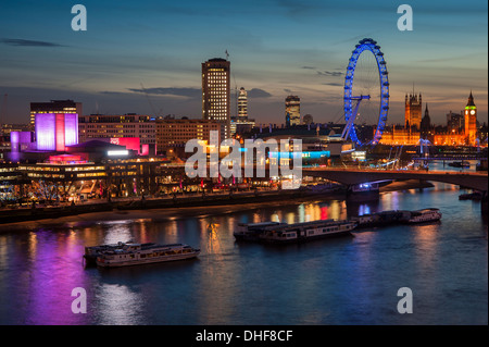 Skyline von London Nacht einschließlich der Houses of Parliament, London Eye und South Bank Stockfoto