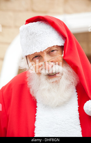 Senior woman als Weihnachtsmann verkleidet Stockfoto