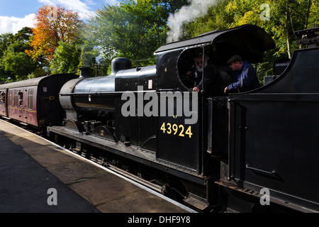 Lokomotive 43924, Oxenhope Station, Bestandteil der Keighley und Wert Valley Railway zu verlassen. Stockfoto