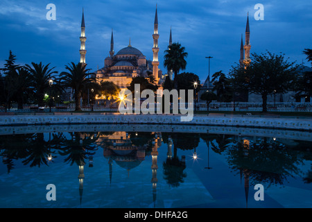 Blaue Moschee, Istanbul, in der frühen Morgendämmerung. Stockfoto