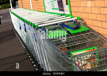 Einkaufstrolley, erfunden, 1937 Oklahoma, Supermarkt, Warenkorb, ASDA, gelagert, Aufgereiht, gesammelt, gefahren, Linien, Schlange, Gestrickt, gegenüber, Parkplatz. Stockfoto