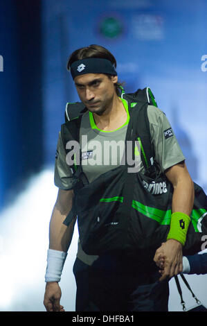 London, UK. 8. November 2013. Die O2-Arena, London, UK. David Ferrer (ESP) betritt Centrecourt auf die Barclays ATP World Tour Finals für das Spiel mit Stanislas Wawrinka (SUI), Wawrinka gewinnt 6-7 (3-7) 6: 4 6: 1-Sieg Credit: Malcolm Park Leitartikel/Alamy Live-Nachrichten Stockfoto