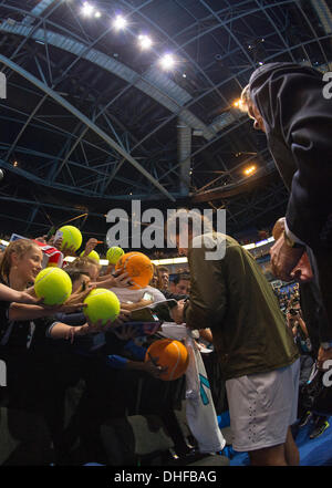 London, UK. 8. November 2013. Rafael Nadal [ESP] gibt Autogramme nach seinem Match gegen Tomas Berdych [CZE] am Tag 5 der ATP World Tour Finals 2013, Tennis-Turnier an der O2 Arena London. Rafael Nadal [ESP] gewann das Match, 6-4, 1-6, 6-3. © Aktion Plus Sport/Alamy Live-Nachrichten Stockfoto