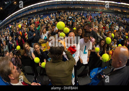 London, UK. 8. November 2013. Rafael Nadal [ESP] gibt Autogramme nach seinem Match gegen Tomas Berdych [CZE] am Tag 5 der ATP World Tour Finals 2013, Tennis-Turnier an der O2 Arena London. Rafael Nadal [ESP] gewann das Match, 6-4, 1-6, 6-3. © Aktion Plus Sport/Alamy Live-Nachrichten Stockfoto